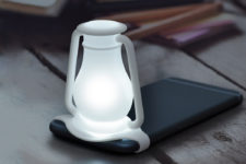 01 The Travelamp is a light diffuser that can be used with a smartphone of any size; it lights up the space