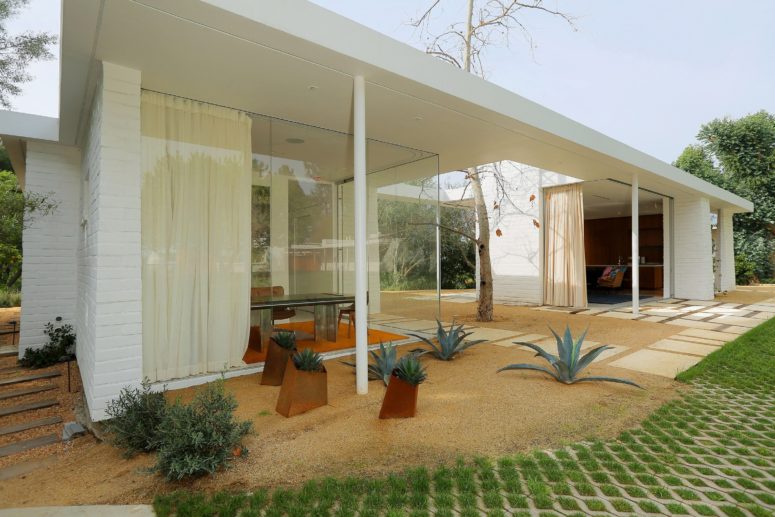 This mid century modern Los Angeles home was revived