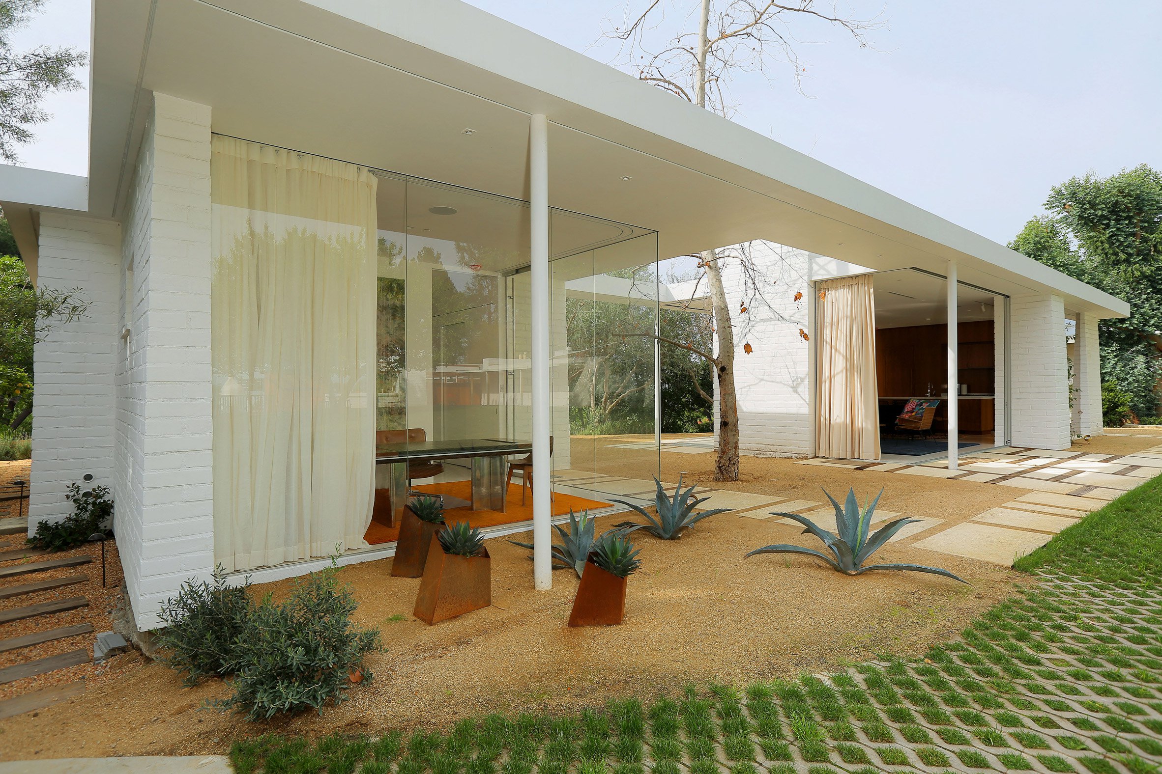 This mid century modern Los Angeles home was revived