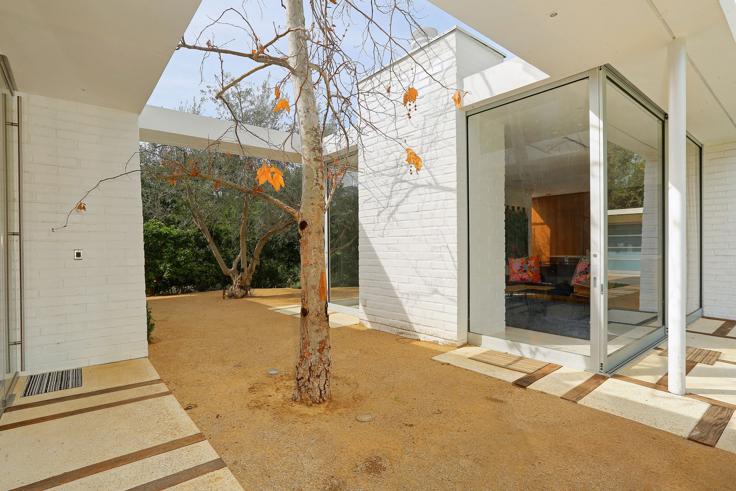 The house opens interiors to outdoors, it brings surroundings in