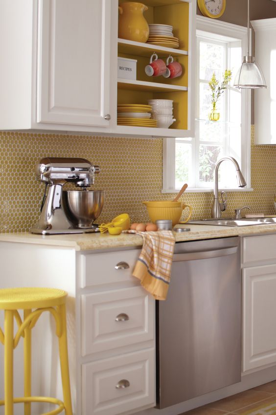 a yellow penny tile backsplash sticks to the kitchen color scheme