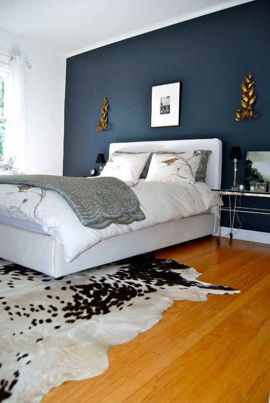 Dark headboard wall can spruce up the whole neutral bedroom and make it more eye catching