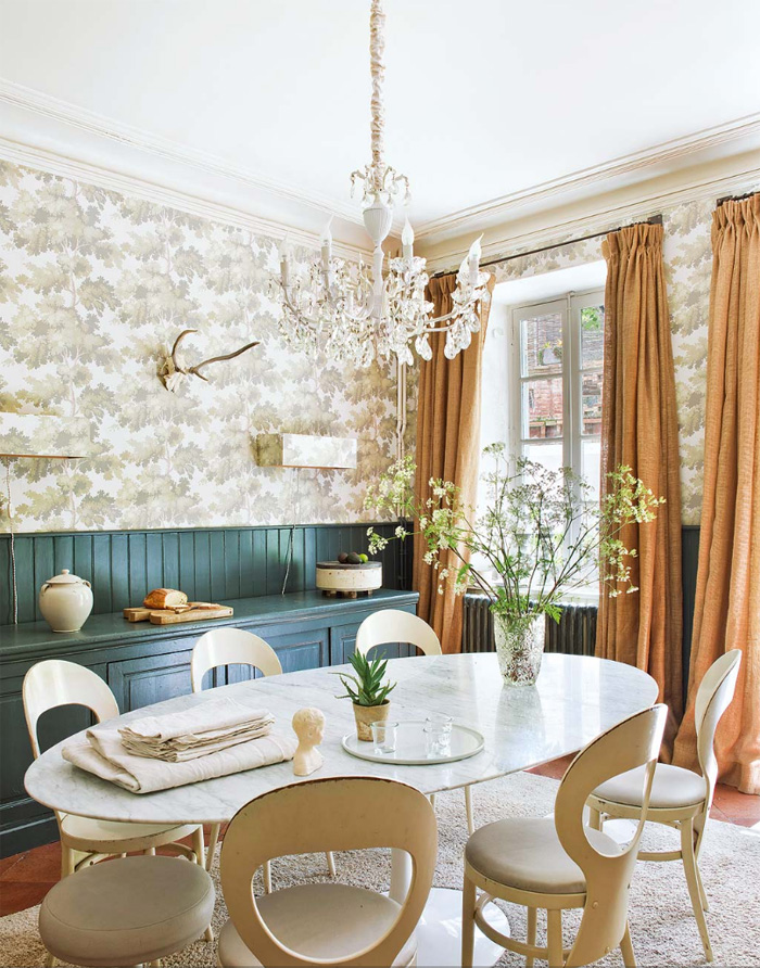 Refined draperies and a crystal chandelier with retro radiators look unusual