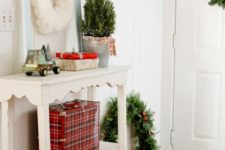 07 evergreen wreaths and gift boxes will create a festive mood