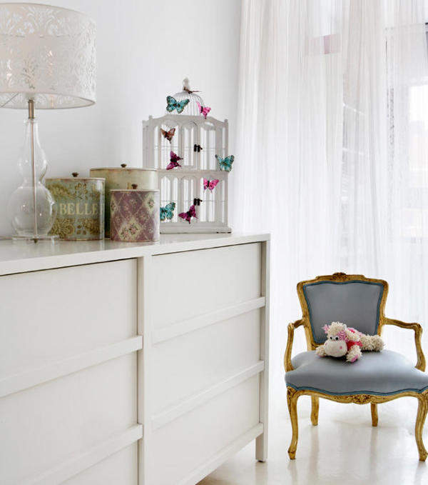 Butterflies, teddy bears and lace touches remind that it's a girl's room