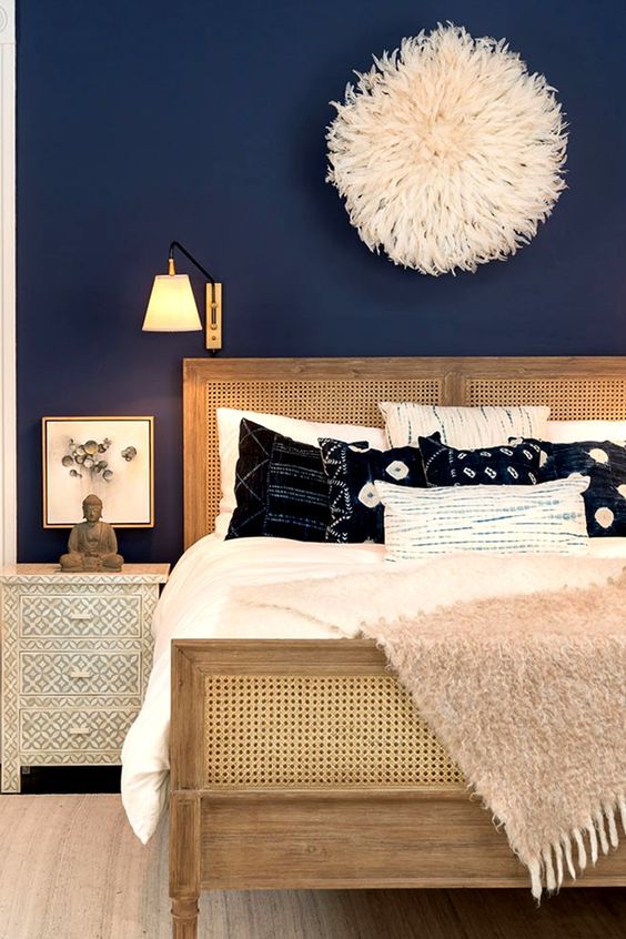 navy color is in harmony with neutral furniture and accessories