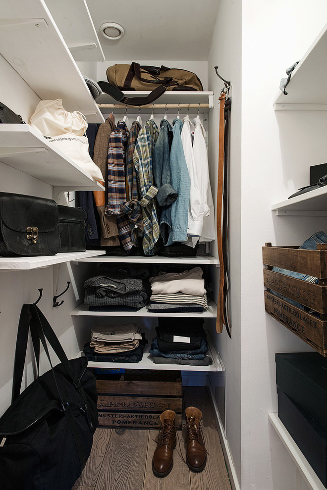rustic crates could be used instead of plain boxes to add some style to a closet (Alvhem Mäkleri & Interiör)