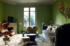 02 The living room is done in green, there are flower and leaf-shaped lamps, faux fur and velvet, bold chairs
