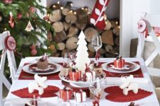 02 a modern red and white table setting, red and wwhite ornaments and stockings