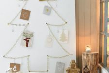 04 chain-shaped Christmas tree with cards hanging