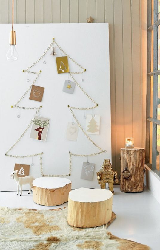 chain-shaped Christmas tree with cards hanging