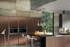05 High quality cabinetry and surfaces are a practical solution, which is an often used space