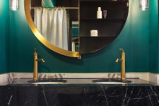 Emerald wall makes the bathroom looks gorgeous