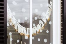 05 painted snow and white and gold tassel garland