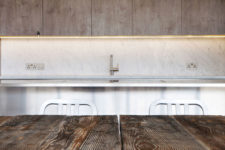 06 In the kitchen, white marble is combined with natural wood