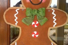 06 burlap gingerbread hanger with a glitter bow screams Christmas