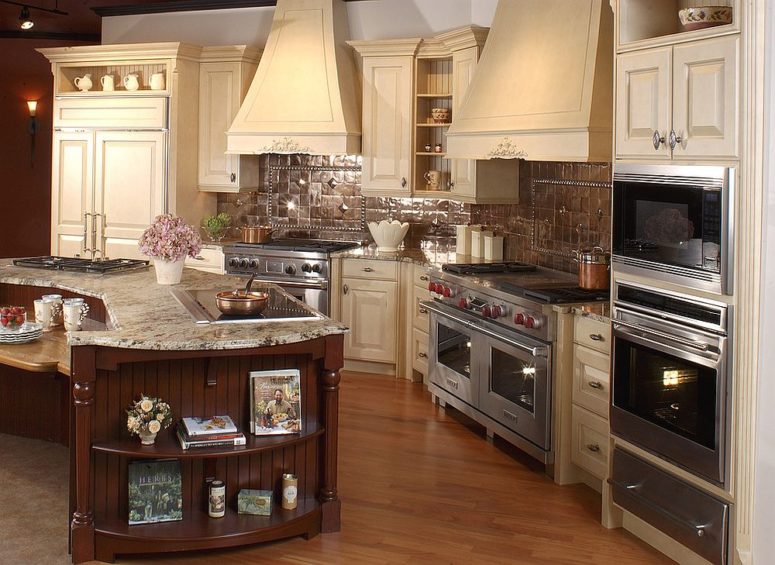 copper tiled backsplash for the spacious, traditional kitchen