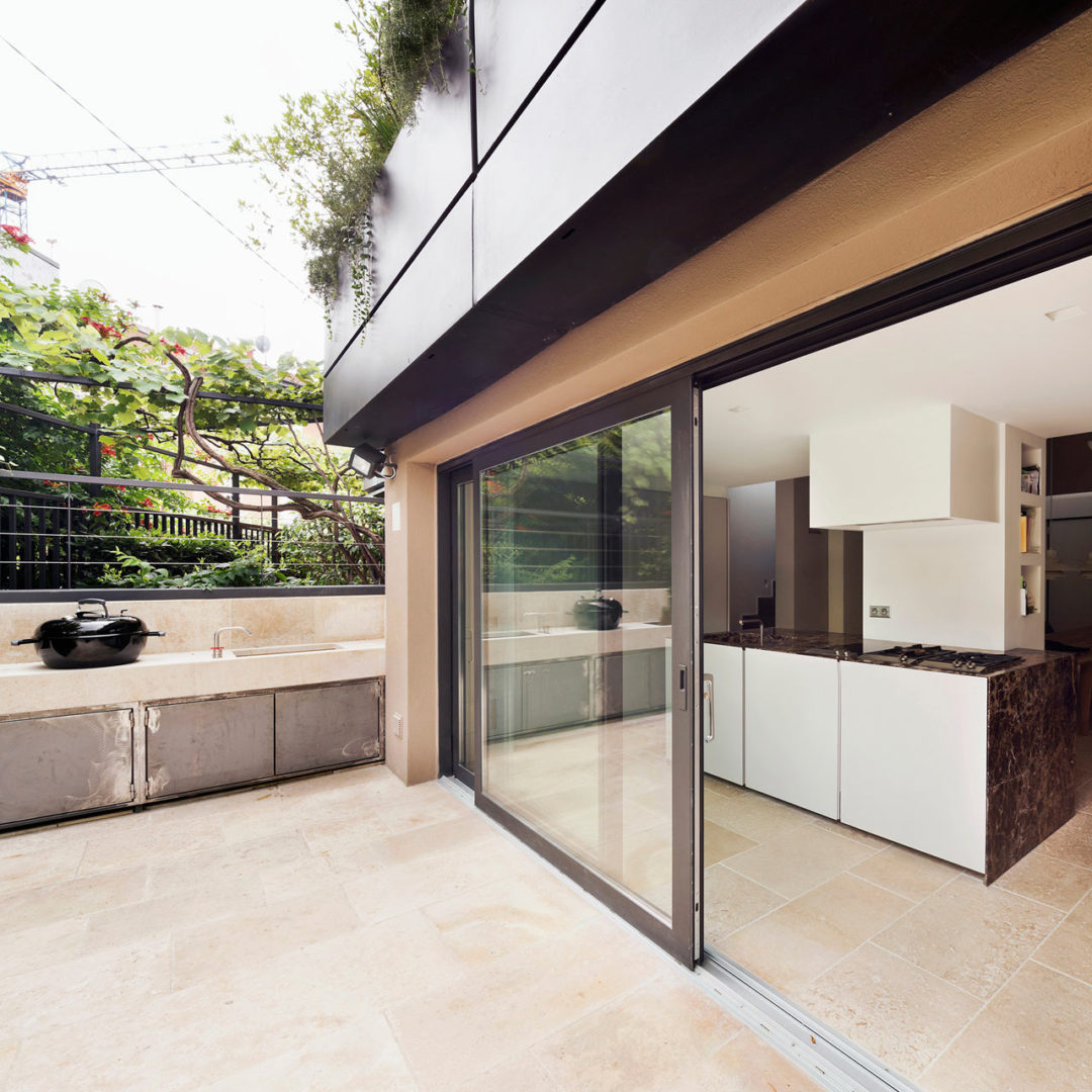 The kitchen has a glass door that can be opened to the outdoor terrace to enjoy the fresh air