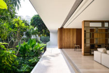 08 The architects’ open-plan approach helps link the interiors to the leafy gardens and surrounding nature