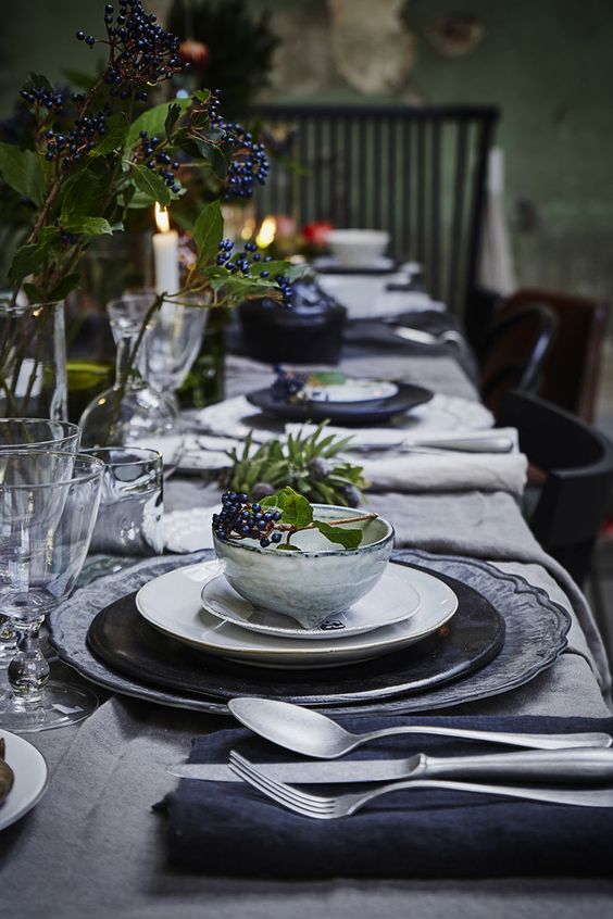keep the table in moody shades like grey, navy and black