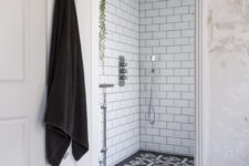 12 Black and white with fresh greenery make up the bathroom decor