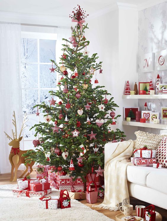 19 Scandinavian-inspired red and white Christmas tree decor is amazing