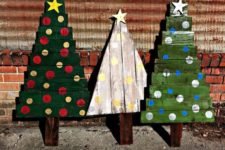 19 bold and colorful pallet Christmas trees for outdoor decor