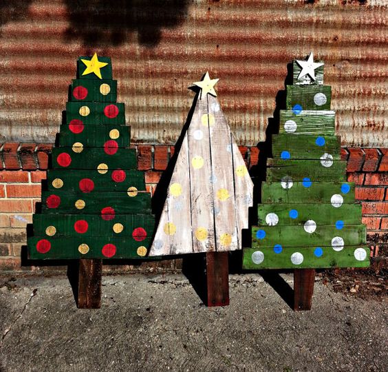 bold and colorful pallet Christmas trees for outdoor decor