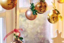23 gilded ornaments decorated with greenery twigs