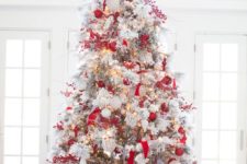 25 red and white Christmas tree decor is a bold solution and looks rather traditional