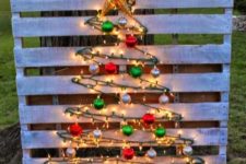 25 whitewashed pallet sign and a tree made of lights and ornaments