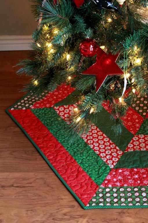 a traditional red and green Christmas tree skirt DIYed using patchwork technique is a super cool and bright idea for the holidays