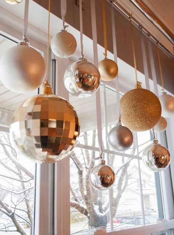 oversized ornaments hanging on the window are an easy to reliaze idea