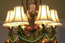28 a Santa, ornaments and garlands for simple festive decor