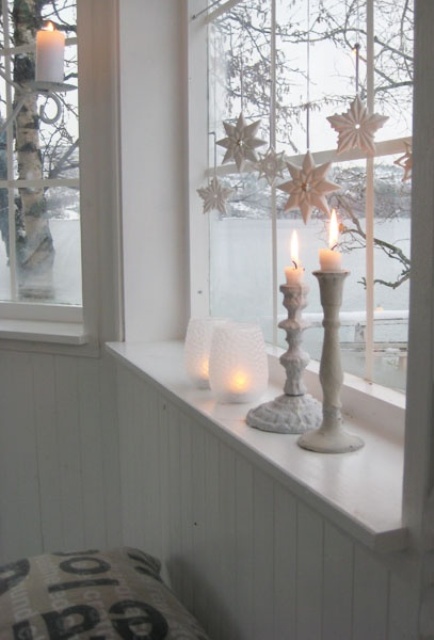 white star ornaments and whitewashed candle sticks fit vintage decor