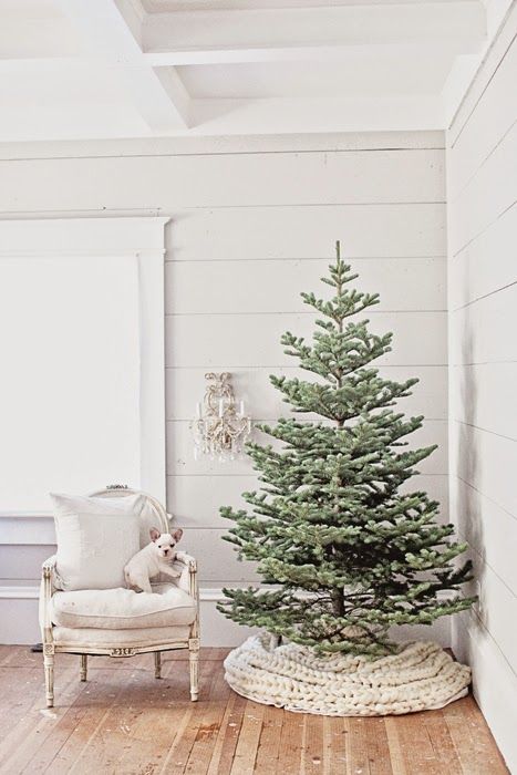 a minimal Christmas tree without decor with a cozy knit blanket as a tree skirt is a super chic and very natural-looking solution