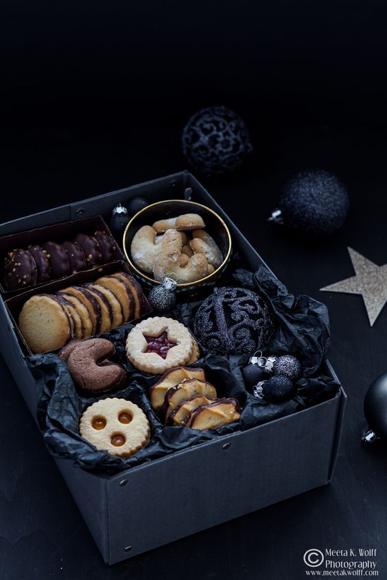Linzer cookies and elegant black ornaments will be a perfecct gift