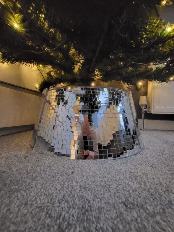a disco ball Christmas tree collar is a cool and catchy decoration for a modern and shiny Christmas tree look