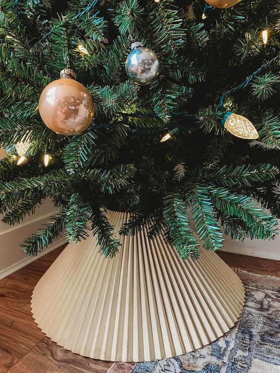 a pleated lampshade can become a nice and creative Christmas tree collar, it looks cool and is easy to incorporate