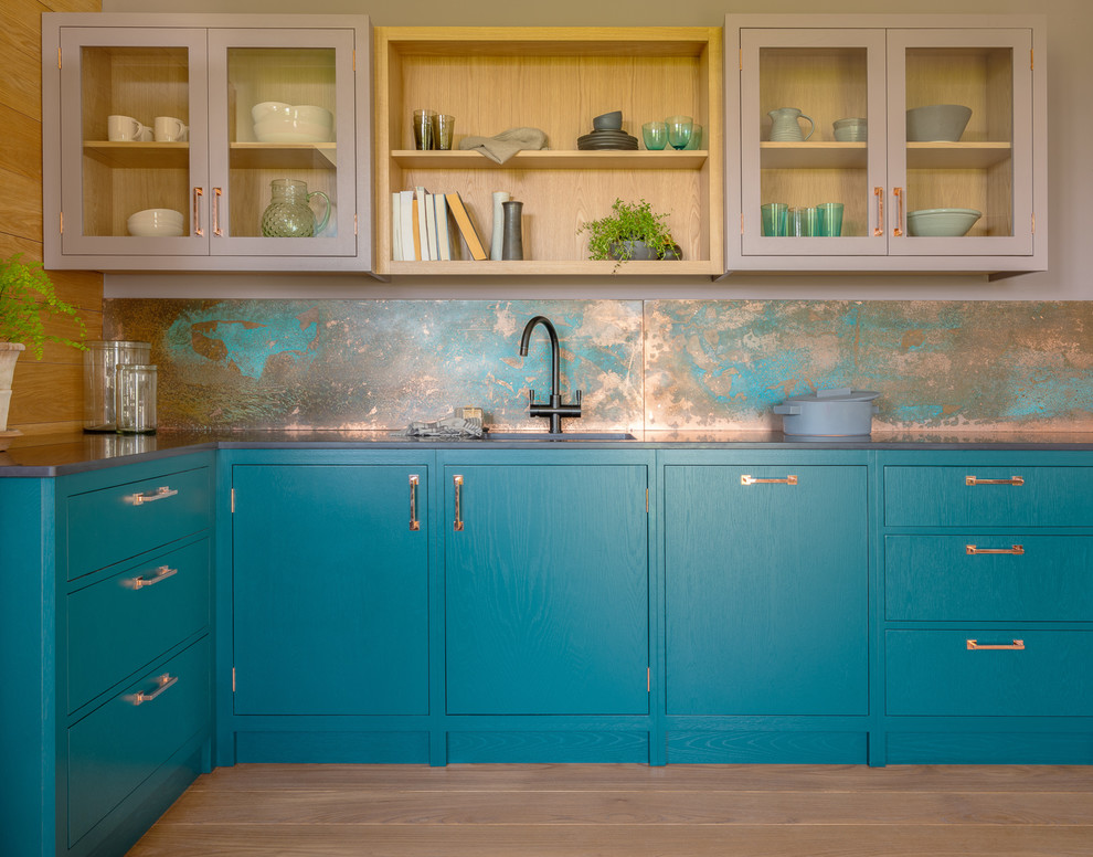 for a more interesting look you can choose metal sheets that imitates natural copper with patina (Naked Kitchens)