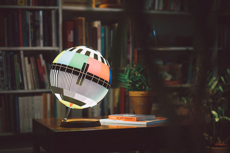Mono Lamp reminds of the TV tests and works as a symbol of the 20th century mass media