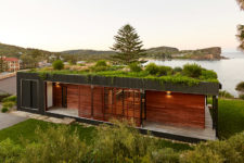 01 The green roof insulates the home while visually integrating it into the cliff