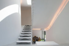 03 Of course such a look causes curved ceilings of different heights and curved walls inside