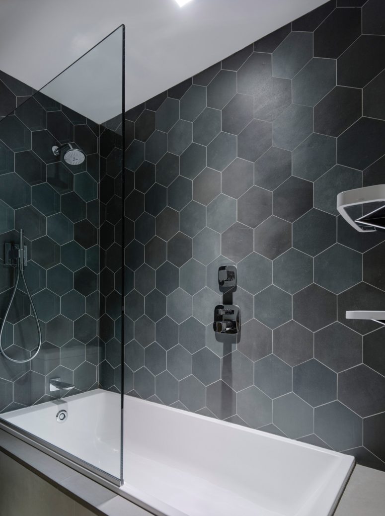 The bathroom was decorated with dark hexagon tiles, which are timeless and chic