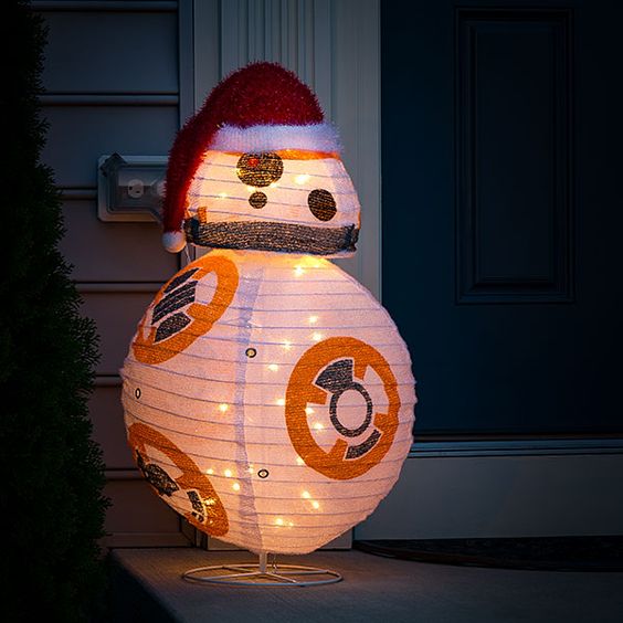 R2D2 lighted lawn decoration looks so cute