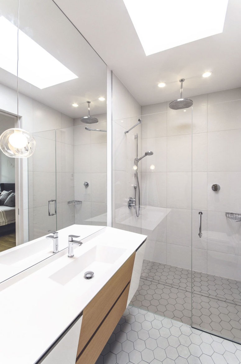 The white on the ceiling and walls makes the bathroom feel more spacious