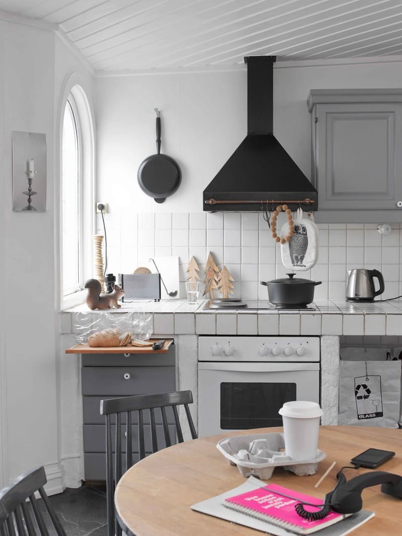 Retro Scandinavian kitchen with white tiles and grey grout