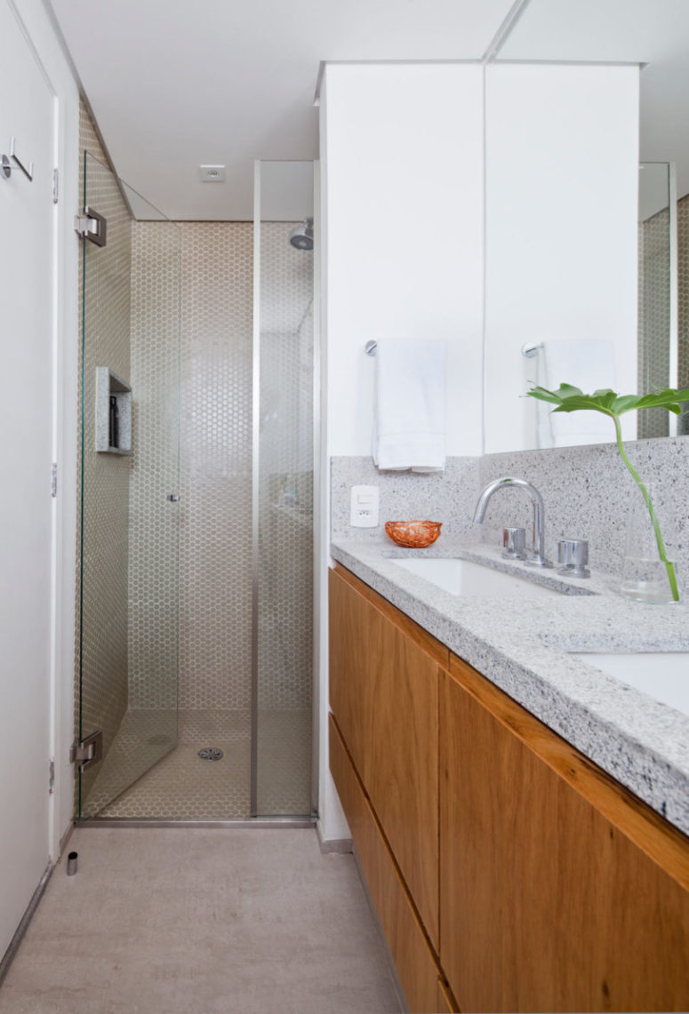 A walk-in shower and fresh green touches make it inviting