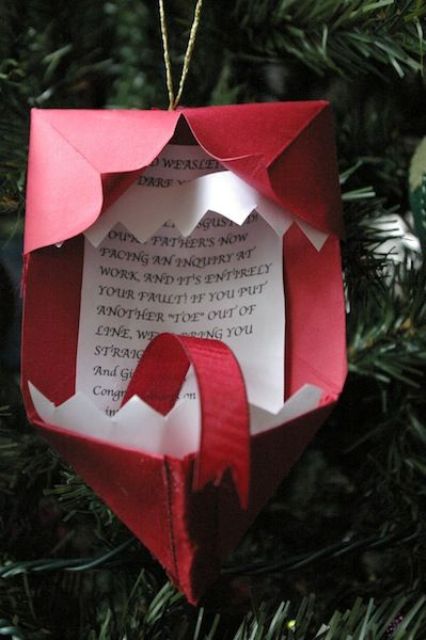 Howler Christmas ornament made of paper and cardboard