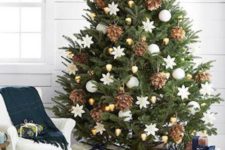 21 oversized pinecones, gold and white ornaments look elegant together